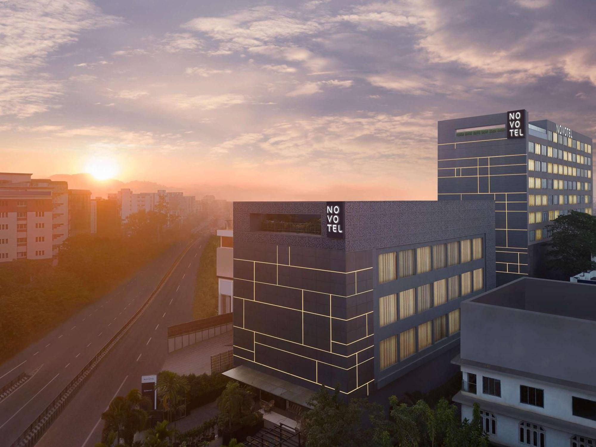 Novotel Guwahati Gs Road Exteriör bild